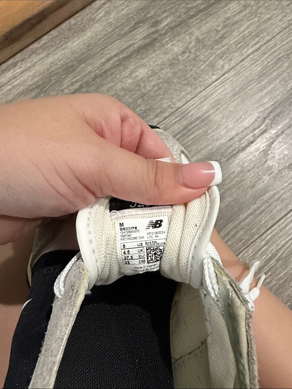 New Balance Men's White and Black Retro Runner Sneakers - Picture 2 of 4